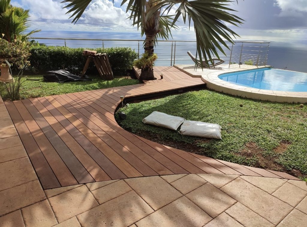 Deck de piscine à Tahiti Deck de piscine à Tahiti